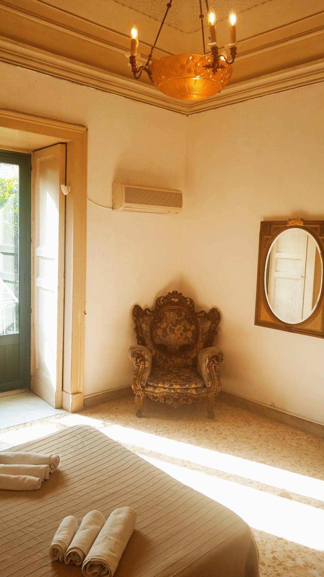 Bed And Books Bed & Breakfast คาตาเนีย ภายนอก รูปภาพ